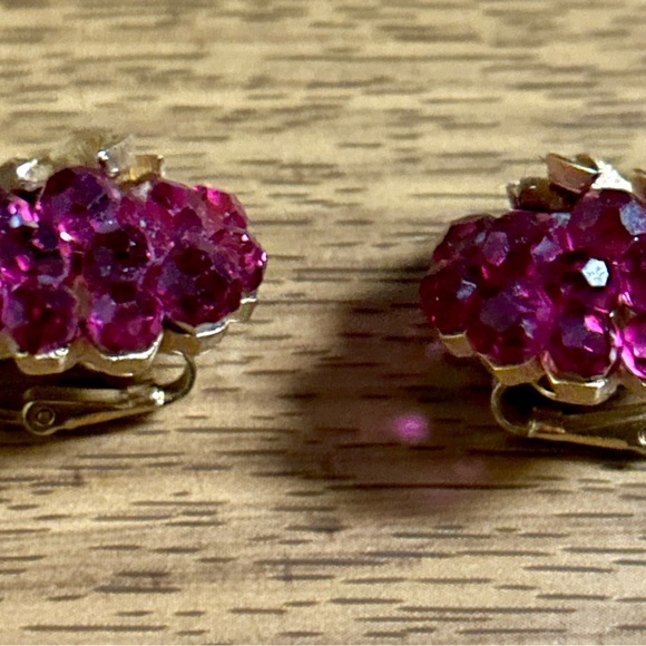 Trifari • Briolette Fuschia •Gold Tone • Purple • Rhinestone Flower • Earrings - Picture 12 of 14